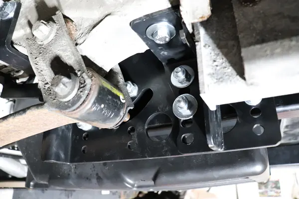 Fiat Ducato Benimar - montaż haka holowniczego, ujęcie 06
