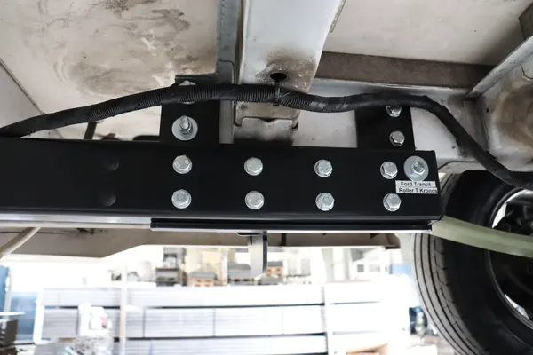 Ford Transit Kronos - montaż haka holowniczego, ujęcie 02