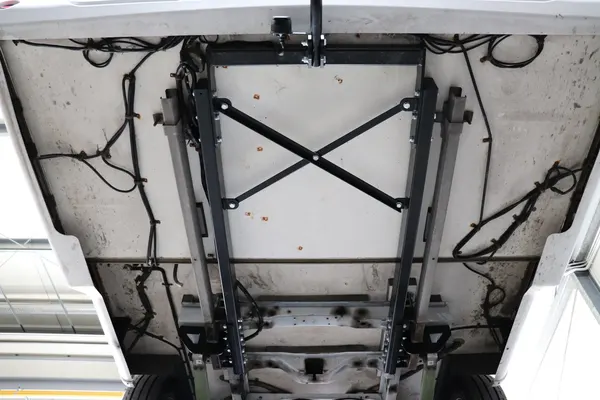 Ford Transit Kronos - montaż haka holowniczego, ujęcie 04