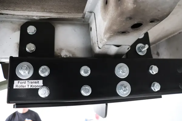 Ford Transit Kronos - montaż haka holowniczego, ujęcie 06