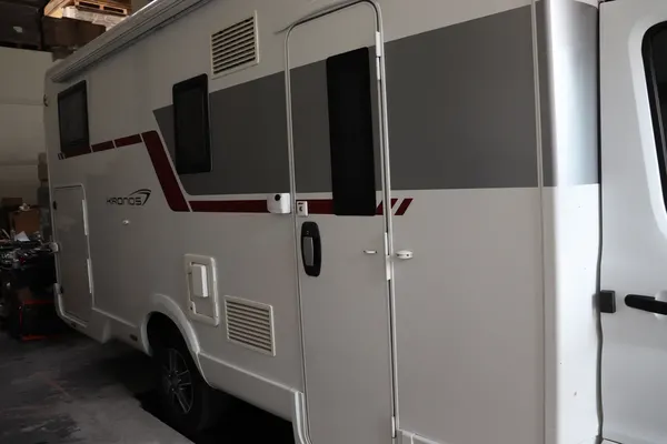 Ford Transit Kronos - montaż haka holowniczego, ujęcie 09